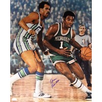 Oscar Robertson Milwaukee Bucks Signed 16x20 Matte Photo JSA Authenticated